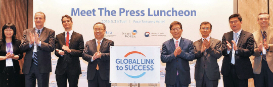 지난달 31일 서울 광화문 포시즌스 호텔에서 열린 KOTRA 주최 주한외신기자 초청 오찬간담회에서 국가투자유치 슬로건 'Global Link to Success' 선포식에 참여한 위 하이옌 주한 중국상공회의소 상무부 회장(왼쪽 첫번째), 루카 부데 한불상공회의소 사무총장(세번째), 이상진 산업통상자원부 국장(네번째), 김용국 인베스트 코리아 대표(일곱번째) 등이 기념사진을 찍고 있다.   KOTRA 제공